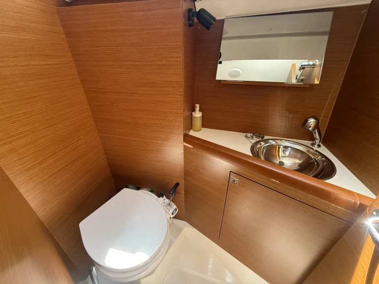 Sailboat rental with or without captain Jeanneau Pula