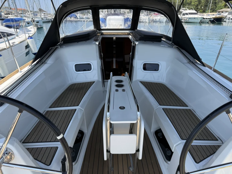 Sailboat rental with or without captain Jeanneau Pula