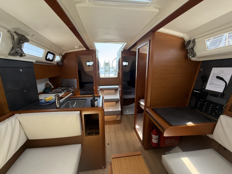Sailboat rental with or without captain Jeanneau Pula