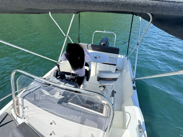 Bénéteau Flyer 5.5 SUNdeck in Aix-les-Bains on SamBoat