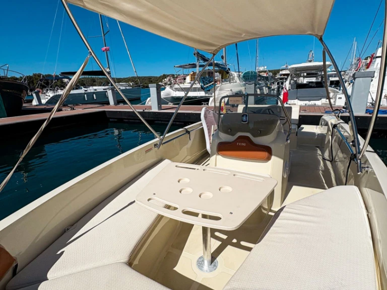 Boat rental Invictus  Invictus 190 FX in Mahon Port on Samboat