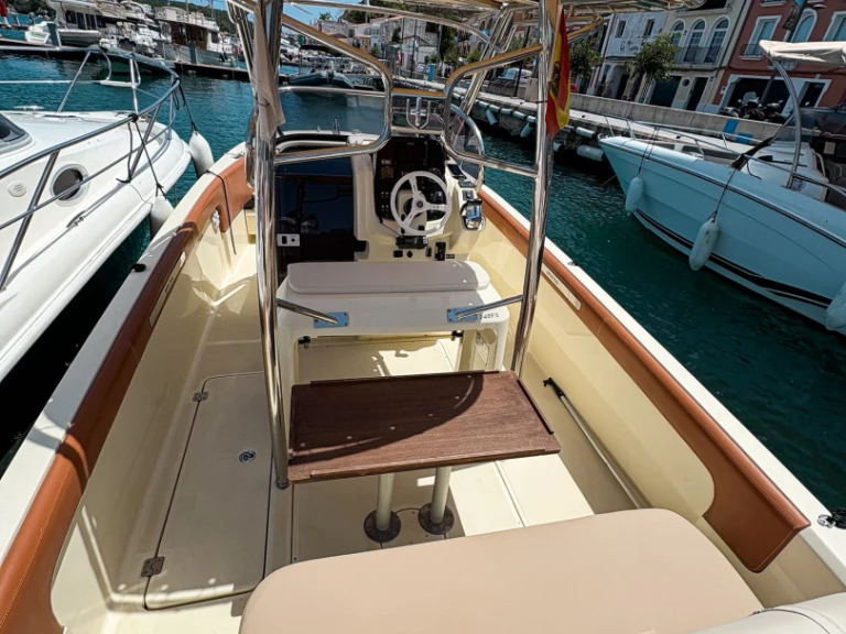 Yacht charter Mahón cheap Invictus 240 FX