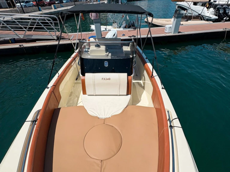 Yacht charter Mahón cheap Invictus 240 FX