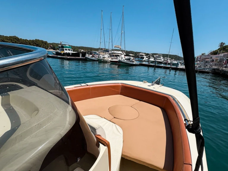 Bareboat Rental Motorboat Invictus  with a boat licence