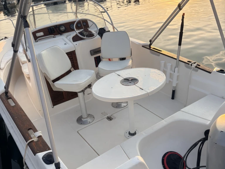 Motorboat for rent Six-Fours-les-Plages at the best price