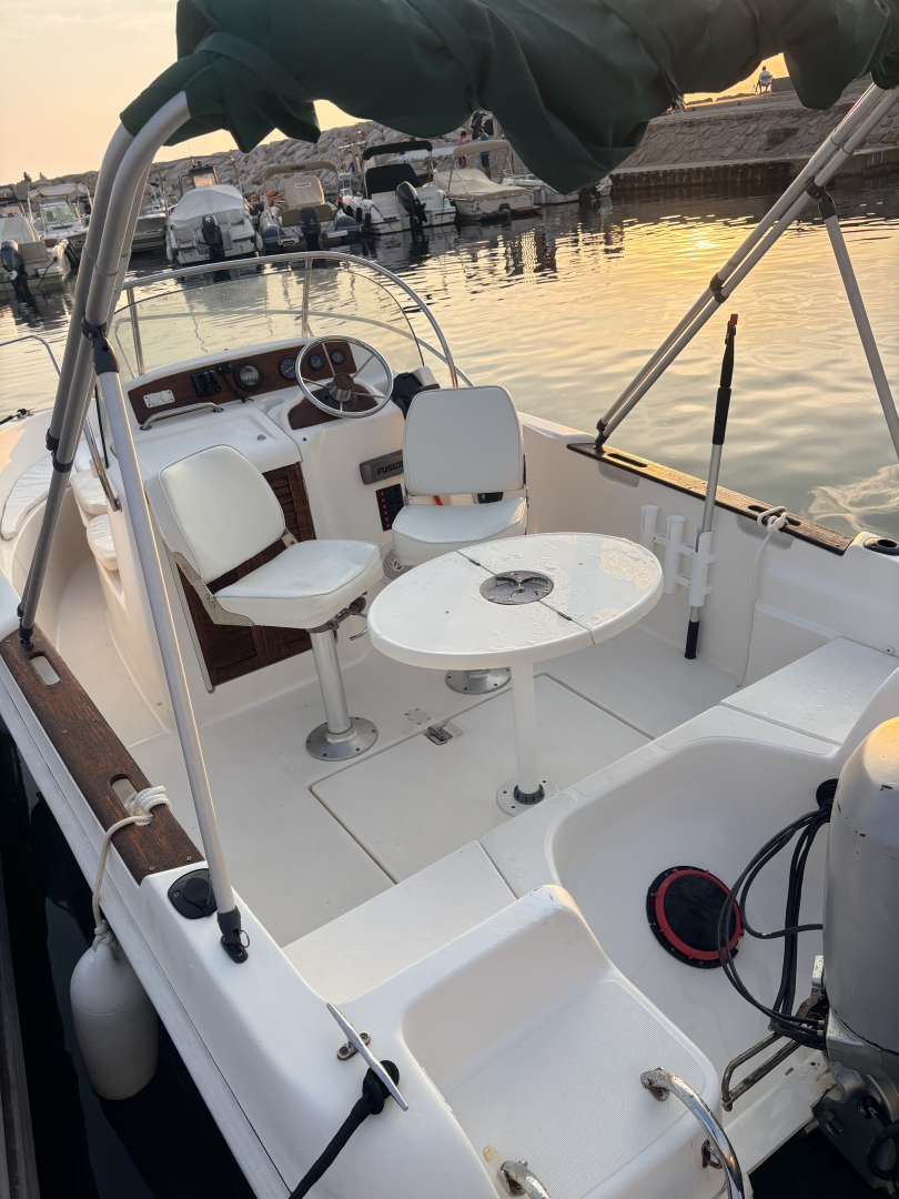 Motorboat for rent Six-Fours-les-Plages at the best price