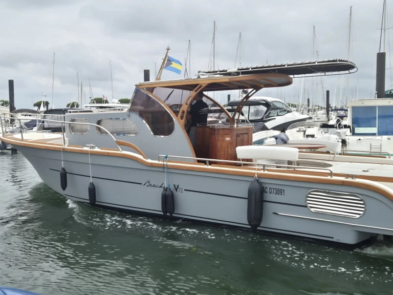 Bareboat Rental Motorboat Beacher with a boat licence