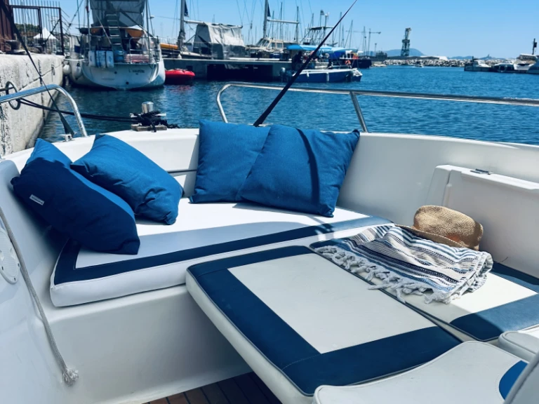 Boat rental Quicksilver Quicksilver 505 Commander in Carro on Samboat