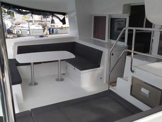 Yacht charter Palma de Mallorca cheap Lagoon 450 Sport Top