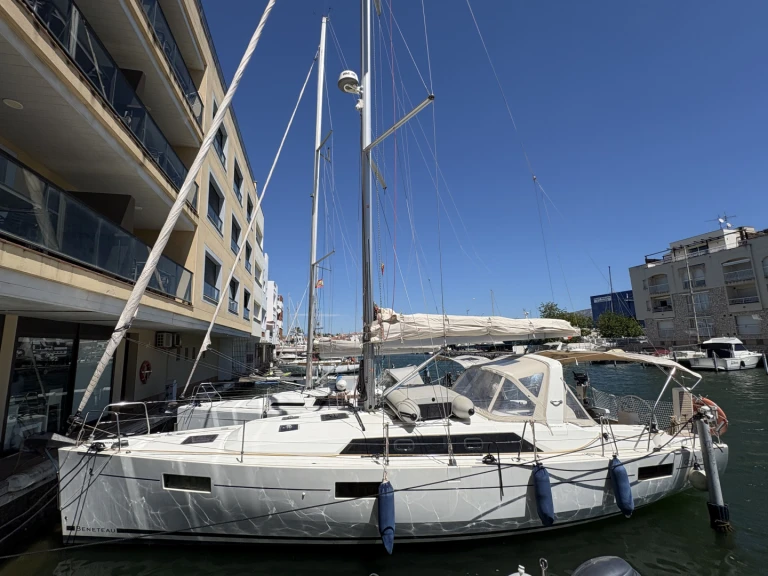 Bénéteau Oceanis 41.1 in Empuriabrava on SamBoat