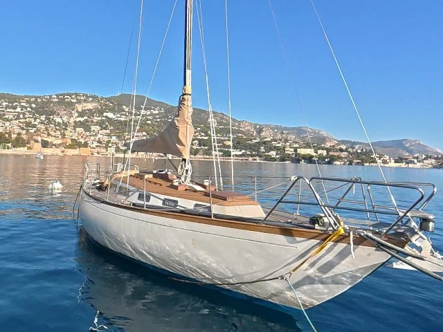 Sailboat for rent Saint-Laurent-du-Var at the best price