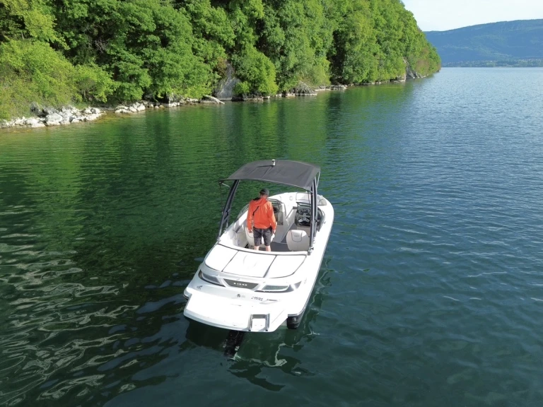 Motorboat for rent Aix-les-Bains at the best price