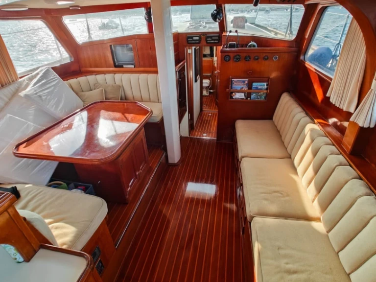Bareboat Rental Sailboat Sparkman-Stephens with a boat licence