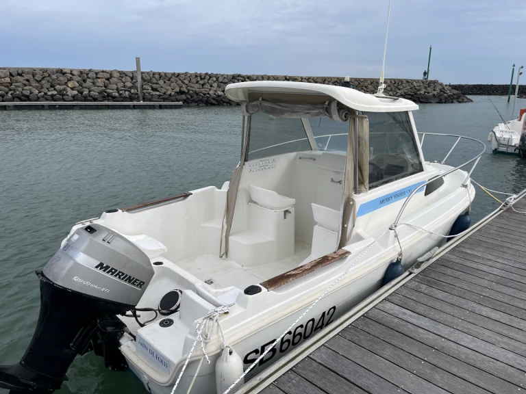 Rent a Jeanneau Merry Fisher 530 HB Cabine Les Sables-d'Olonne