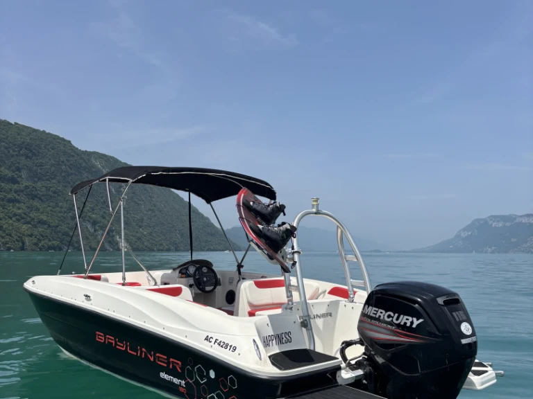 Bareboat Rental Motorboat Bayliner with a boat licence