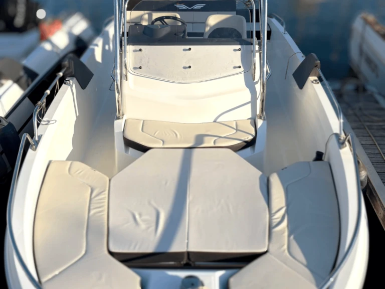 Motorboat rental with or without captain Bénéteau Hendaye