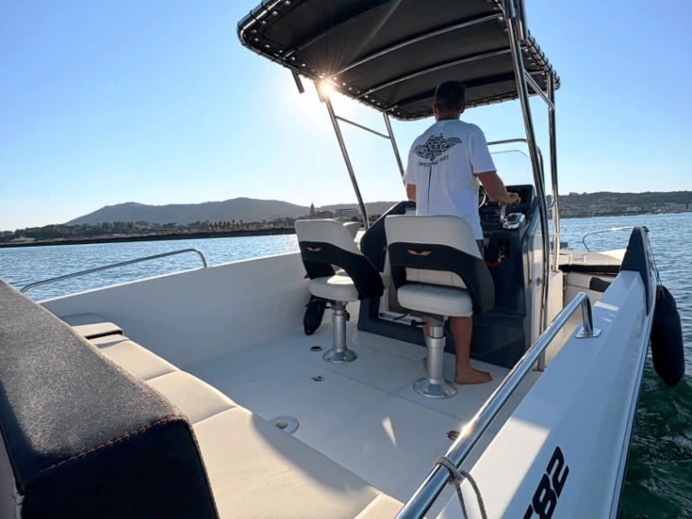 Bareboat Rental Motorboat Bénéteau with a boat licence