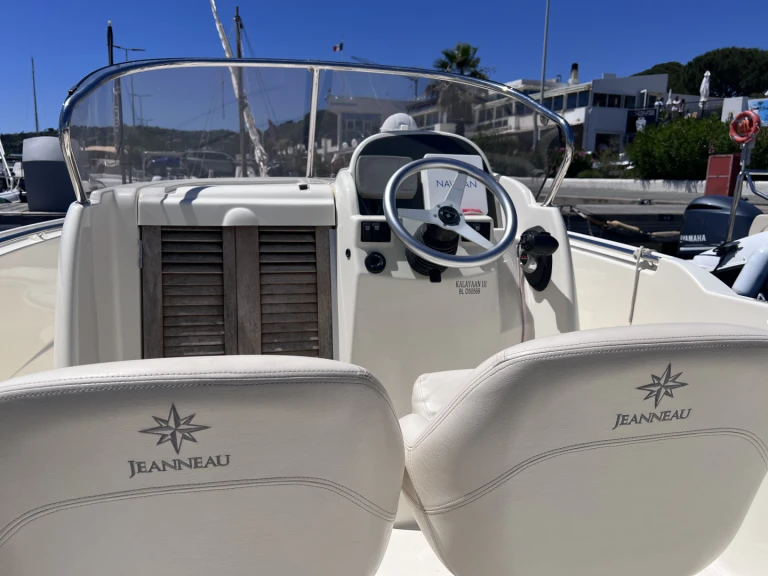 Motorboat rental in Les Issambres - Jeanneau Jeanneau cap camarat 715