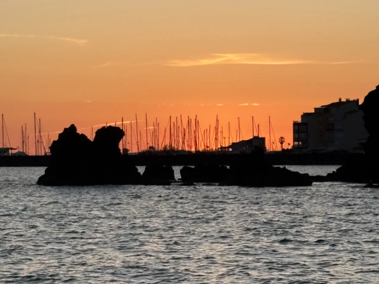 Motorboat for rent Le Cap d'Agde at the best price