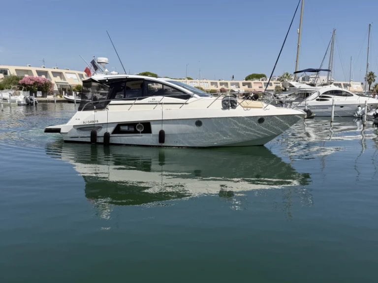 Boat rental Cranchi M 38 Hard Top in Le Grau-du-Roi on Samboat