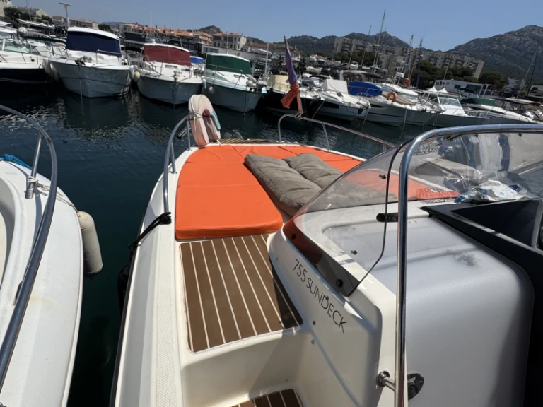 Boat rental Quicksilver Activ 755 Sundeck in Marseille on Samboat