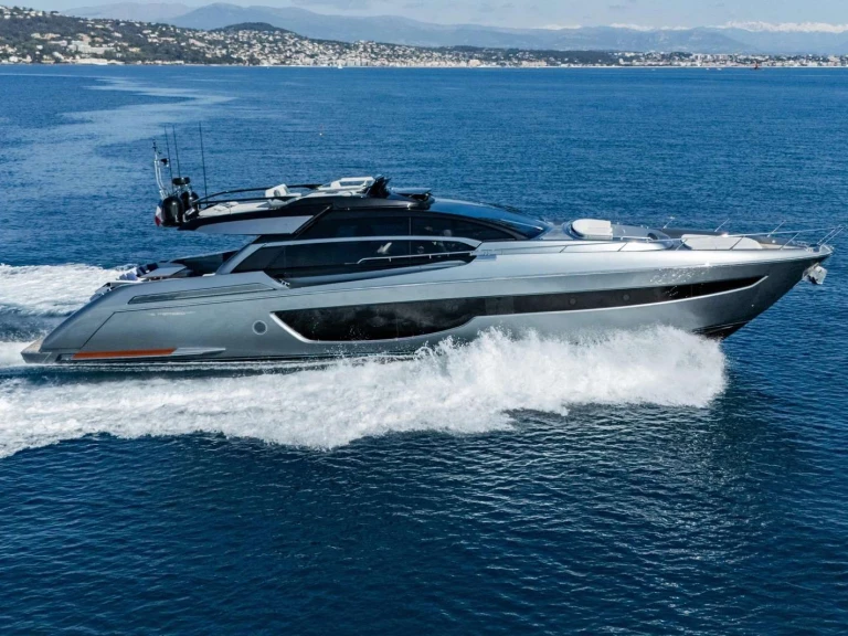 Riva SAMIRA in Cannes on SamBoat