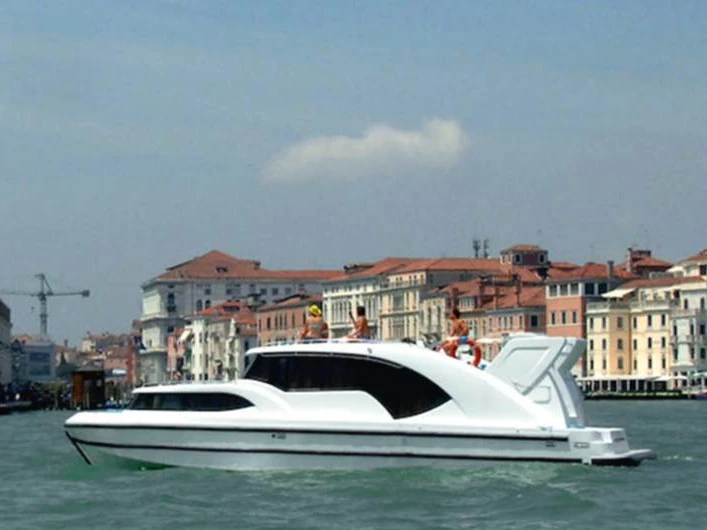 Motorboat rental with or without captain Le Boat Precenicco