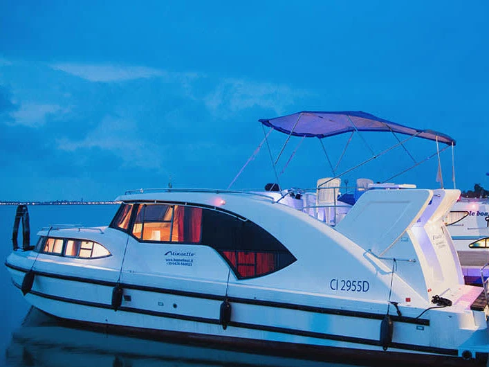 Bareboat Rental Motorboat Le Boat with a boat licence