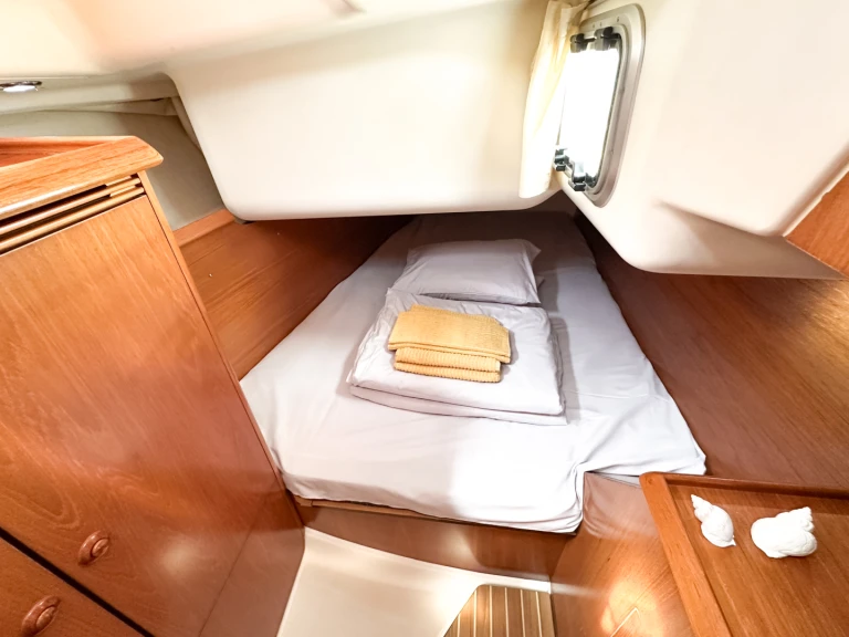 Yacht charter Radovići cheap Sun Odyssey 40.3