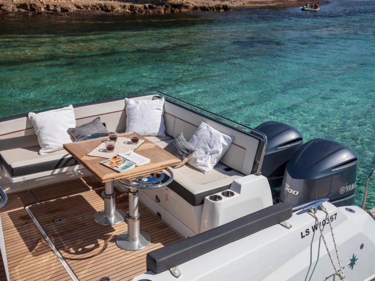 Motorboat rental in Saint-Raphaël - Jeanneau CAP CAMARAT 10.5 WA S2