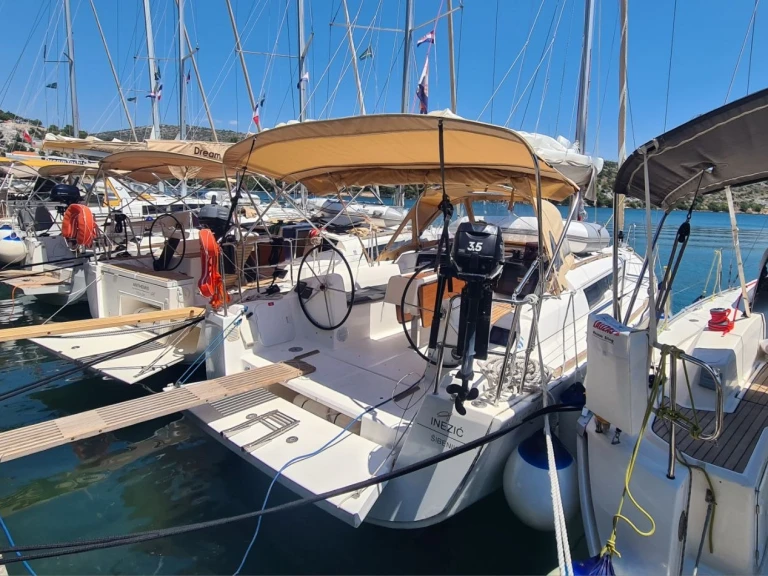 Rent a Dufour Dufour 310 Zaton