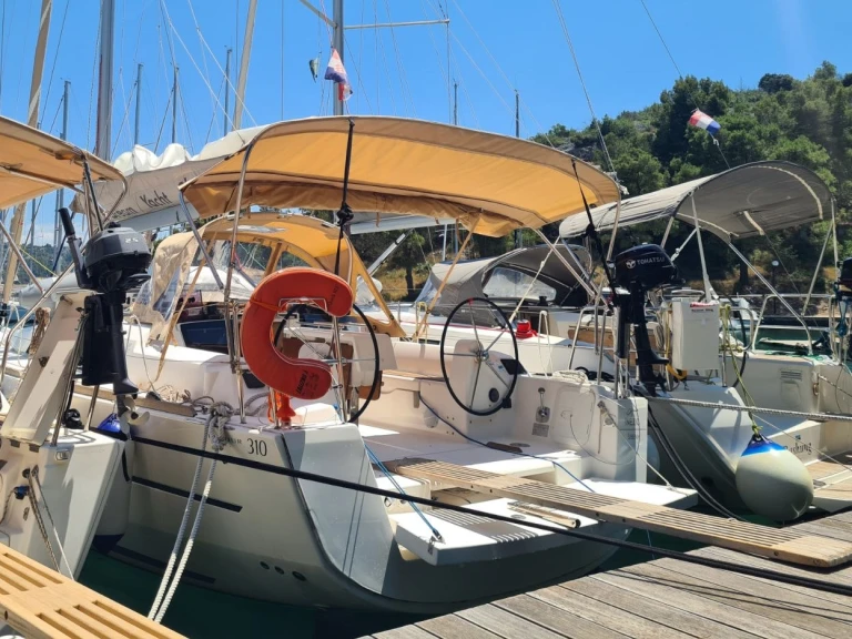 Yacht charter Zaton cheap Dufour 310