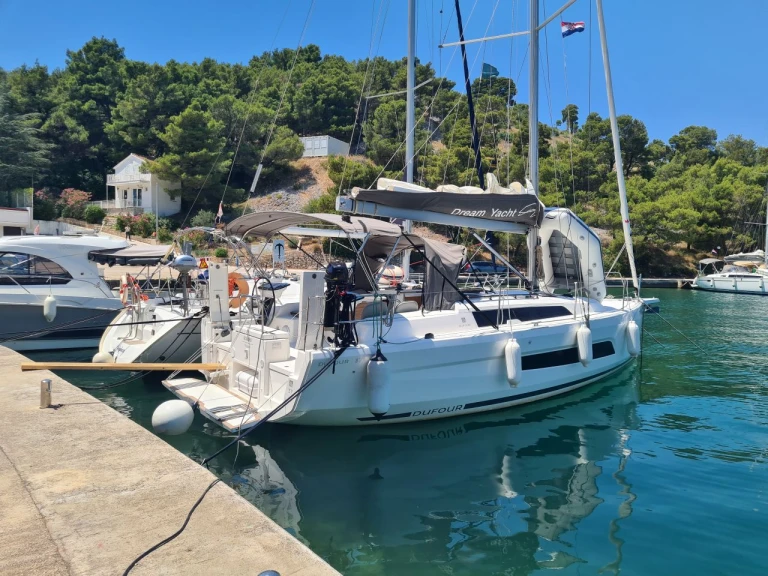 Sailboat rental in Zaton - Dufour Dufour 37
