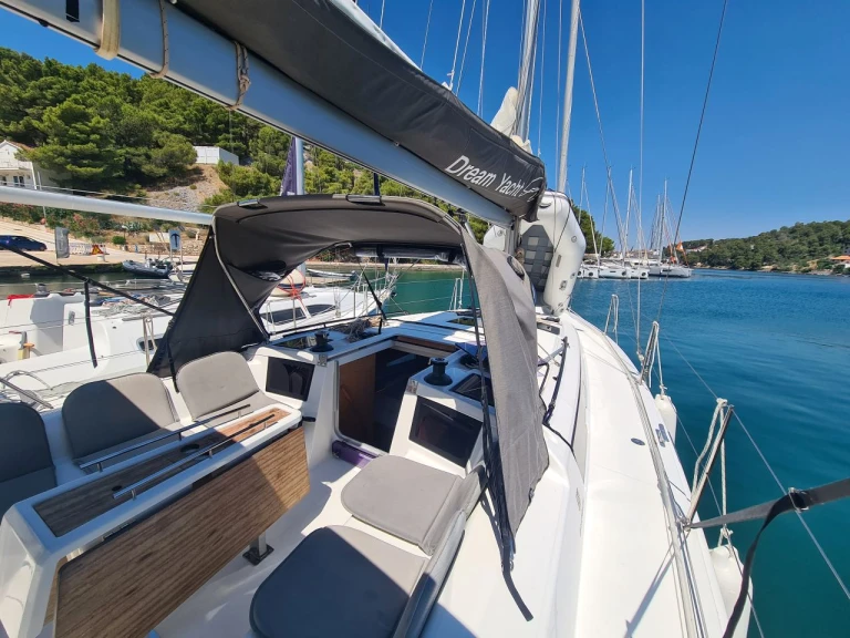 Boat rental Dufour Dufour 37 in Zaton on Samboat