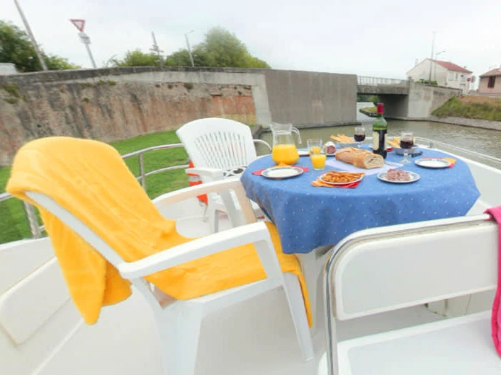 Motorboat rental with or without captain Le Boat Castelnaudary