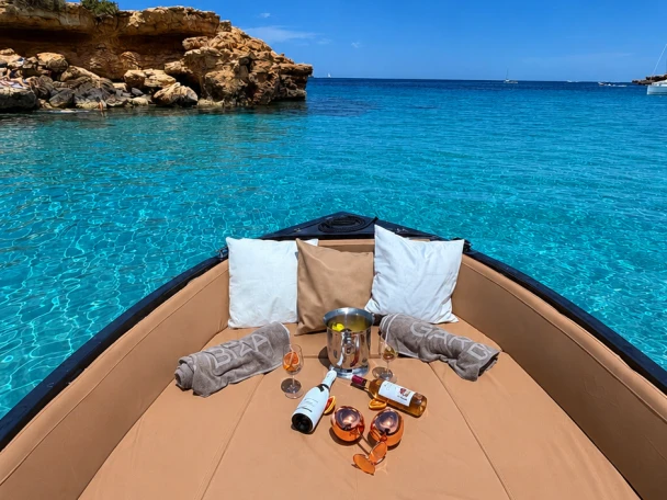 Bareboat Rental Motorboat Mareti with a boat licence