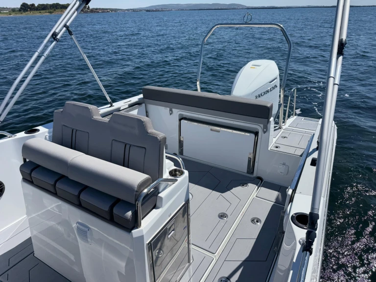 Motorboat rental with or without captain Jeanneau Mèze