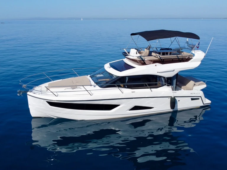 Bareboat Rental Motorboat Parker with a boat licence