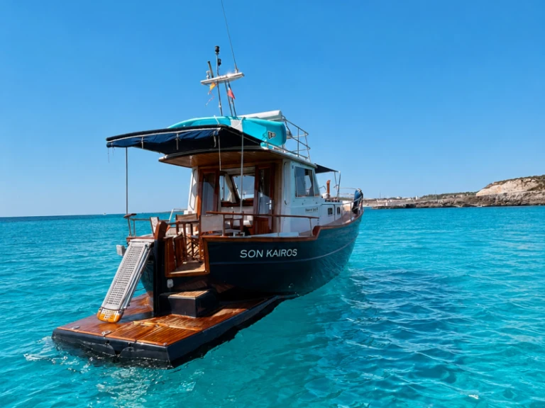 Motorboat for rent Mahón at the best price
