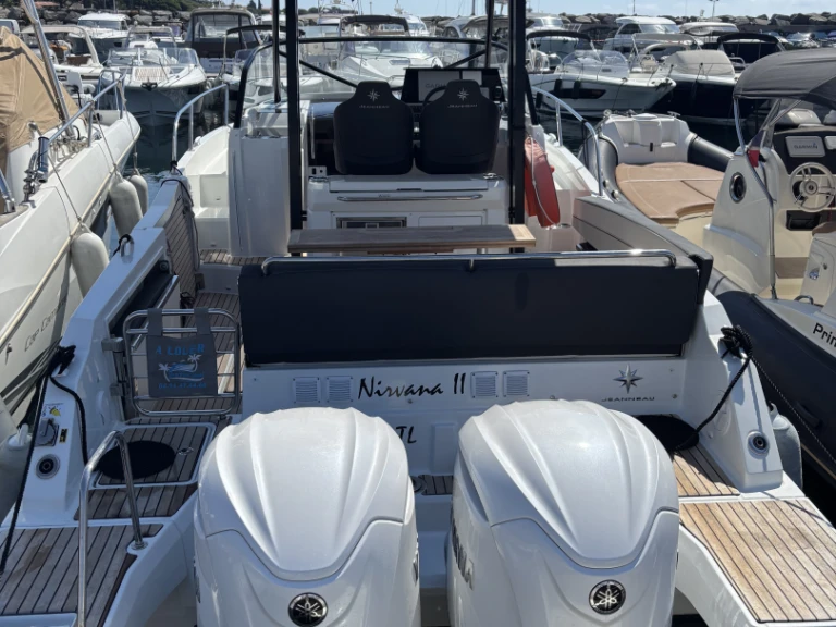Jeanneau Cap Camarat 9.0 WA in Les Issambres on SamBoat