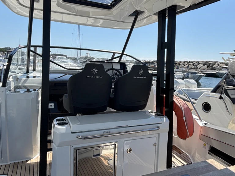 Boat rental Jeanneau Cap Camarat 9.0 WA in Les Issambres on Samboat