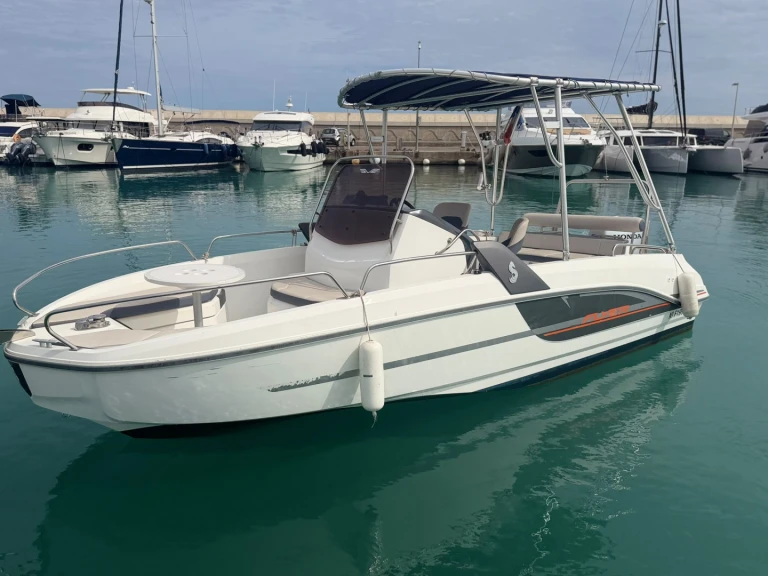 Bareboat Rental Motorboat Bénéteau with a boat licence