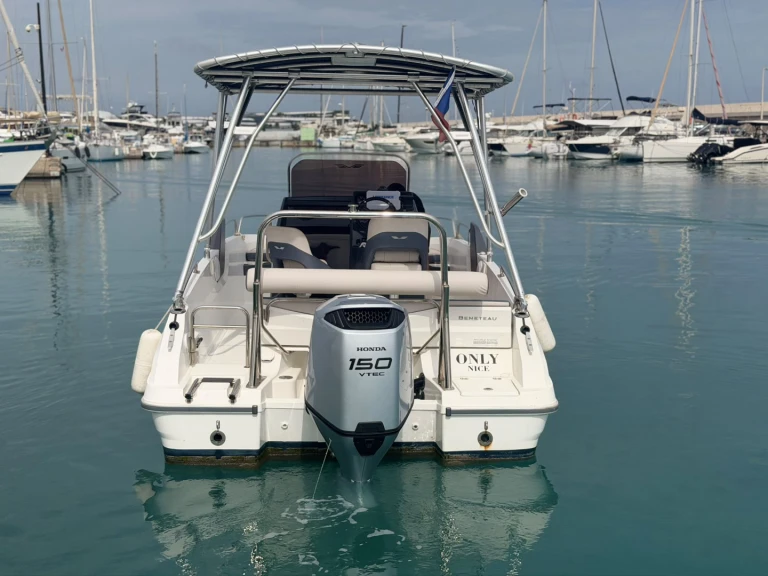 Motorboat for rent Saint-Laurent-du-Var at the best price