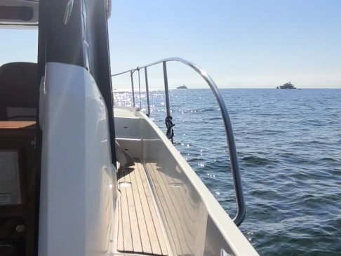 Motorboat rental with or without captain Bénéteau Villefranche-sur-Mer