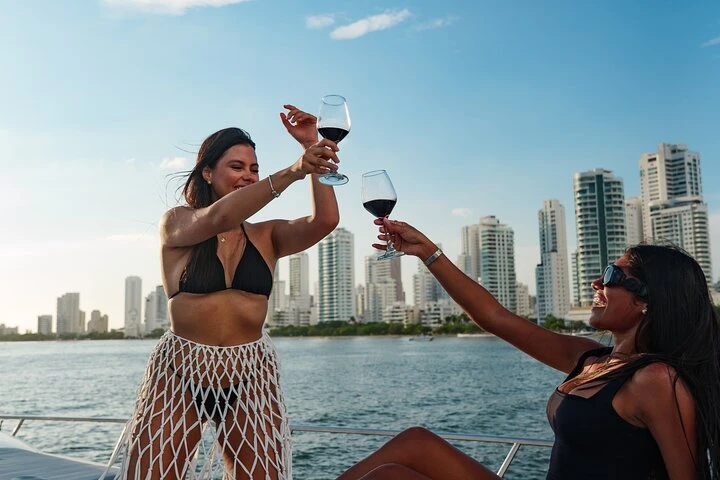 Yacht charter Bahía de Cartagena de Indias cheap custom