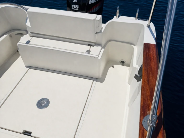 Motorboat rental with or without captain Jeanneau Martigues