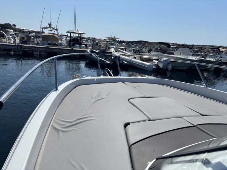 Motorboat rental with or without captain Jeanneau France