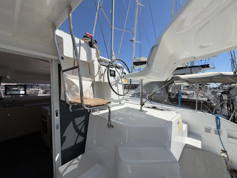 Boat rental Lagoon Lagoon 38 - 3 + 2 cab. in Alimos on Samboat