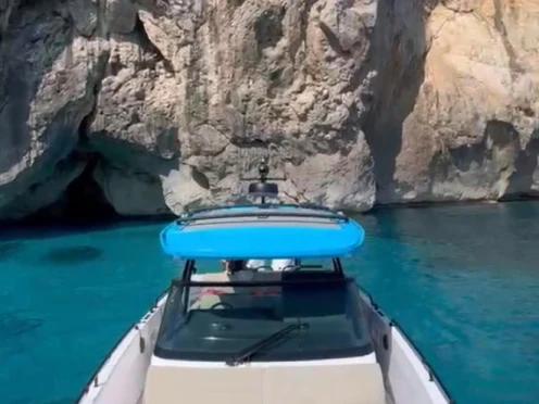 Bareboat Rental Motorboat Axopar with a boat licence