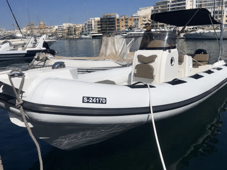 Boat rental Ranieri Cayman 26 Sport in Tal-Pietà on Samboat
